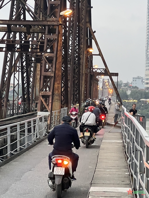 Nhiều phương tiện di chuyển ngược chiều trên cầu Long Biên